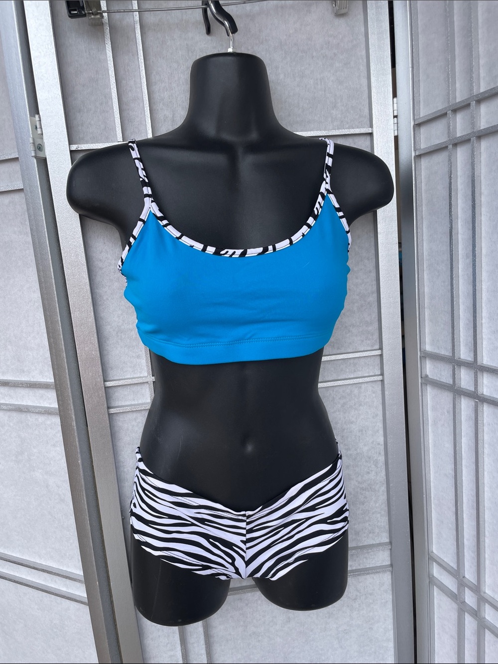 Blue Zebra-Trim Sports Bra Top Set - M Top and S Bottoms - Elisabetta Rogiani